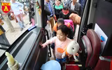 Những chuyến xe nghĩa tình đưa người bệnh về quê ăn Tết
